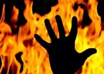 Mob beat and set robbers on fire