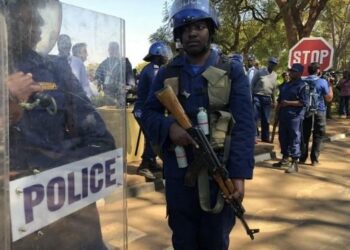 Armed robber uses girlfriend as human shield escape police bullets