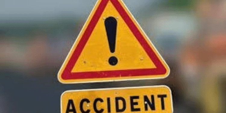 3 d3ad, 23 injured in head on collision