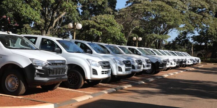 Mnangagwa gives 100 brand-new vehicles to Chiefs