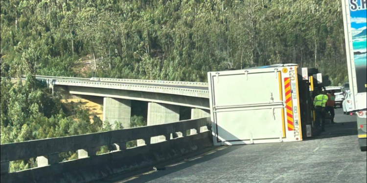 Watch :Truck driver escapes de@th after trailer falls off bridge