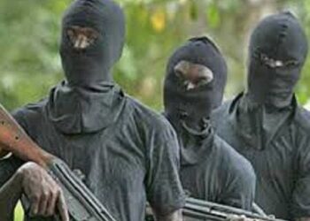 Armed r0bbers on the run after stealing US$10 500