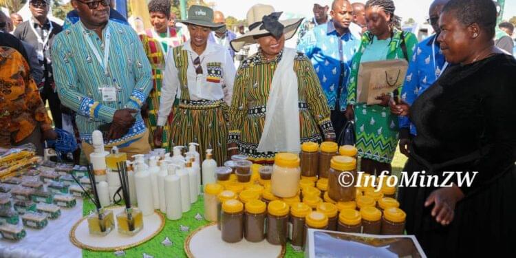First Lady Tours Exhibitions at Farm to Market & Arts Festival