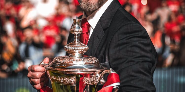 Erik ten Hag to sign new deal with Manchester United