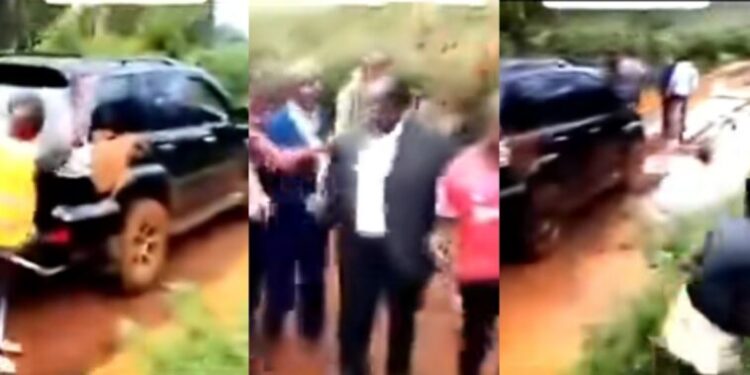 Politician forced to walk on muddy road Image: Internet
