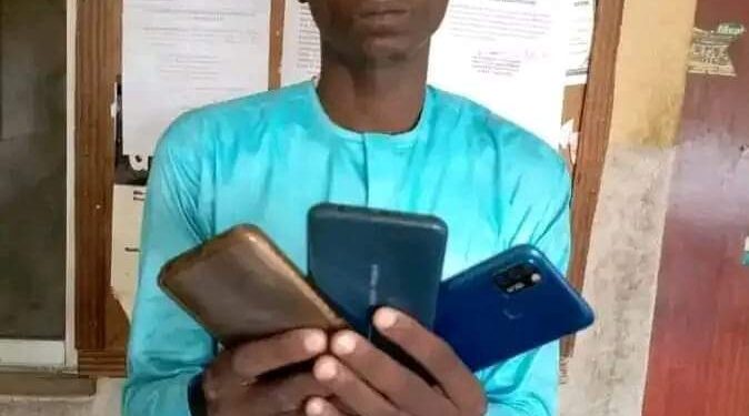 Fake teacher steal phones Image: Internet