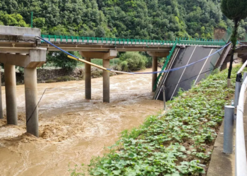 China bridge collapse: 11 de@d, 20 vehicles, more than 30 people missing