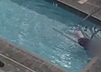 Video : Woman drowns as swimmers turn a blind eye