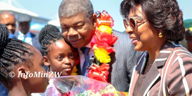 Angolan President in Harare for summit, Chairmanship handover