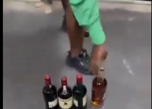 Video: Couple caught ste@ling alcoh0l