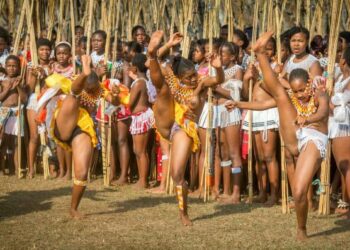 Get to know Umhlanga Reed Dance where 1000s v!rg!ns march bare-br3asted – pictures
