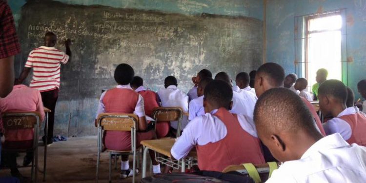 Zimbabwean teachers in salary dispute