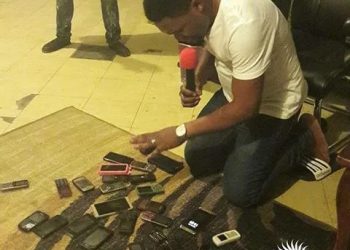 Malawian pastor miraculously recharge congregates’ phones with money in viral service