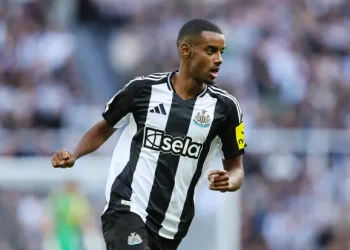 Howe on contract talks with Alexander Isak