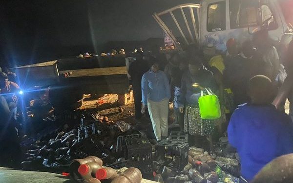 S3NSITIVE CONTENT: Brewery truck ploughs into vendors at Sakubva terminus