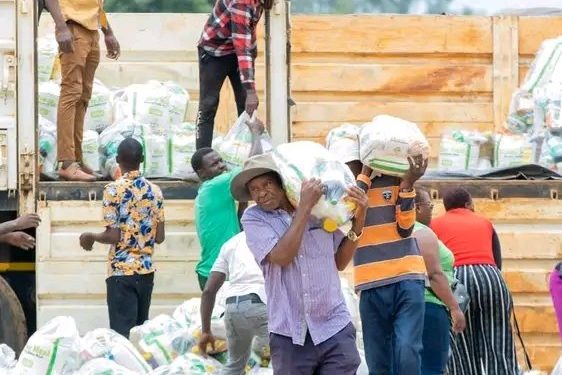 Scott Sakupwanya donates food hampers in Mabvuku-Tafara