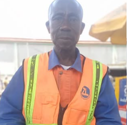 Netizens react after Ghanaian worker returns $1,319 found at dumpsite