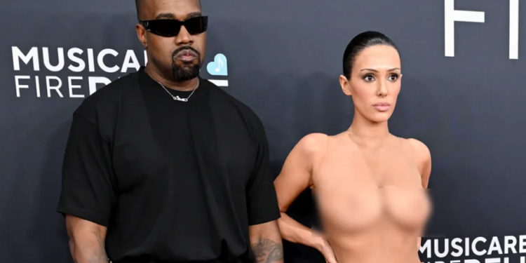 VIDEO: Kanye West’s Wife Bianca Censori stuns in sh0cking birth suit outfit at the Grammys